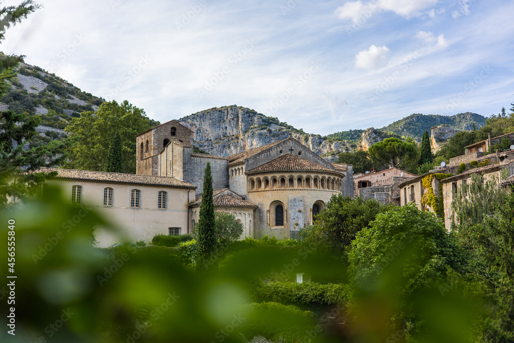 Vue sur l'abbaye de Gellone, entourée de montagnes, à Saint-Guilhem-le-Désert (Occitanie, France)
