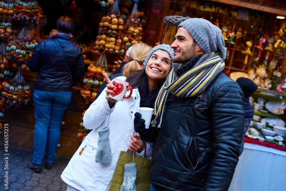 Obraz premium Happy couple walking on the street at christmas time.