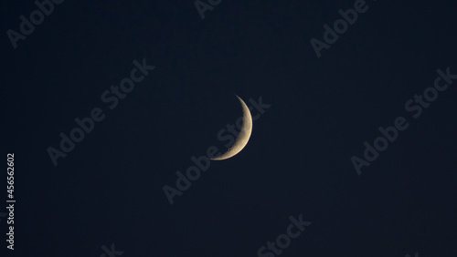Fotografia waning crescent Moon on dark sky