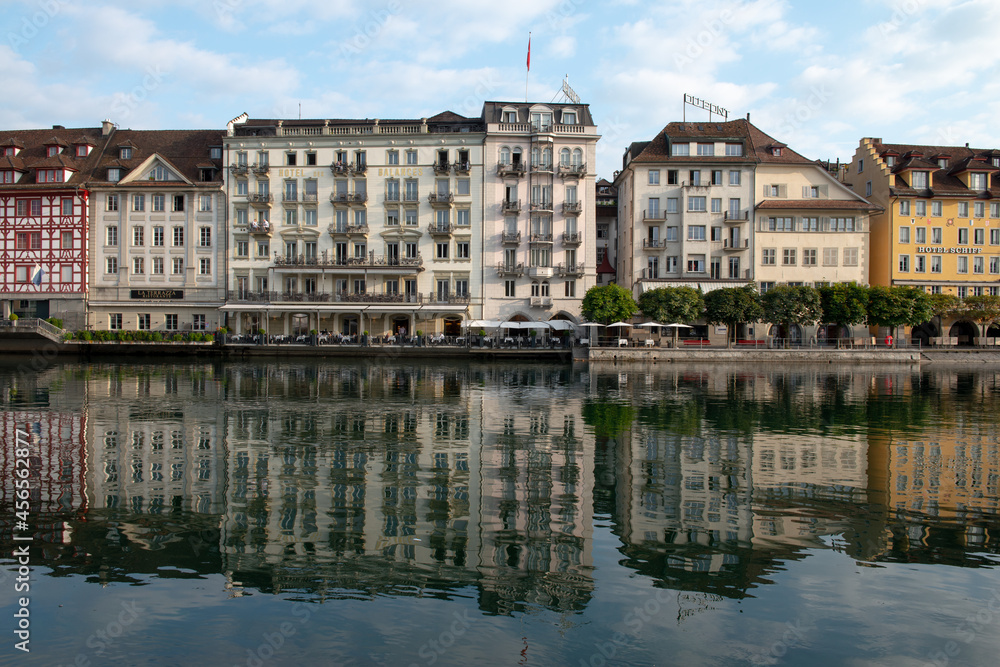 Façade palais se reflétant sur la rivière Reuss de la ville de Lucerne en Suisse au levé du jour