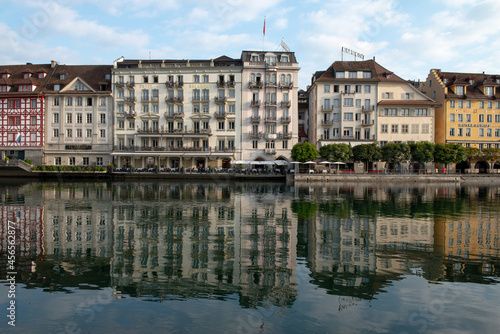 Fa  ade palais se refl  tant sur la rivi  re Reuss de la ville de Lucerne en Suisse au lev   du jour