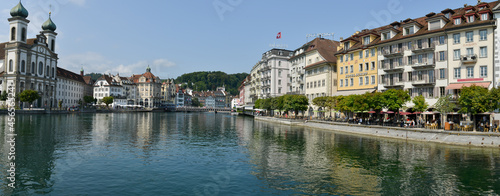 rivière Reuss traversant ville de Lucerne en Suisse au levé du jour © Guillaume Leray