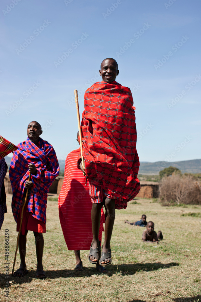 Φωτογραφία Maasai people walking in grassy field