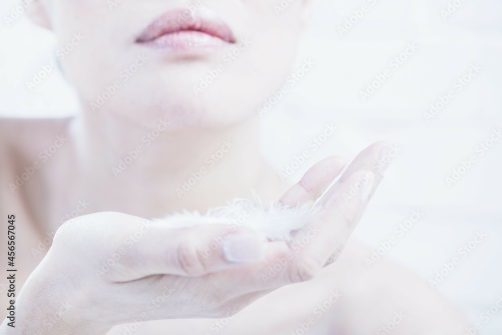 Naklejka premium Close up of woman?s hands with feathers