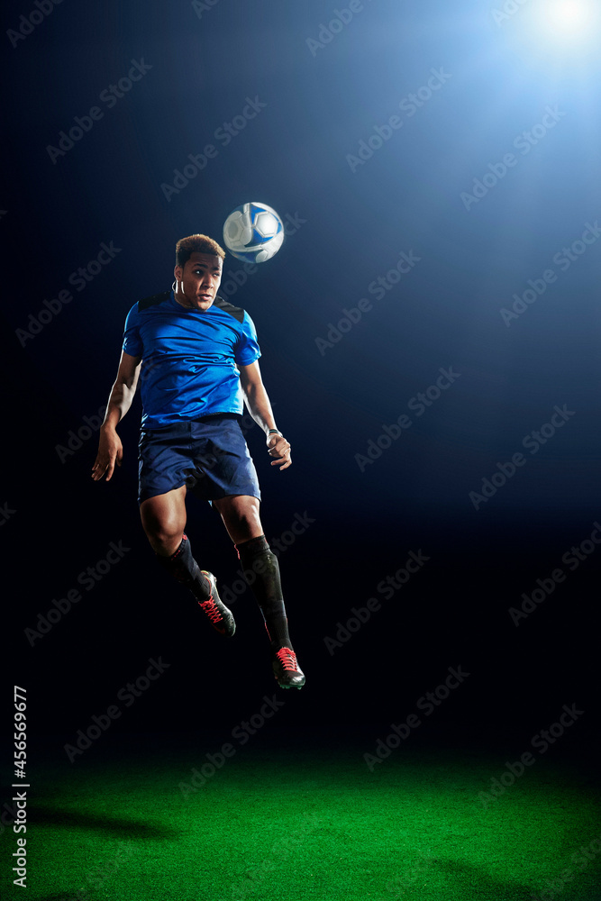 Φωτογραφία Male soccer player heading ball