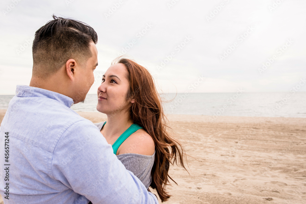 Obraz premium Young couple hugging at beach