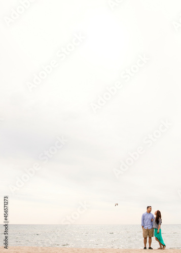 Canvas Print Young couple standing on beach