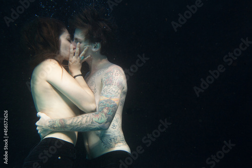 Fotografi Young couple kissing underwater