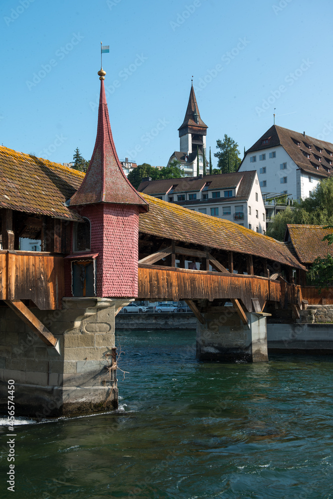 Pont de bois médiéval historique avec ciel bleu et eau turquoise en Suisse Pont de bois médiéval historique avec ciel bleu et eau turquoise en Suisse