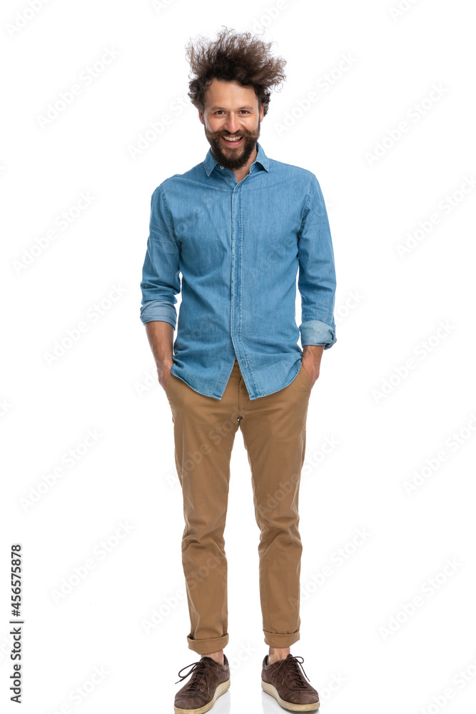 Naklejka premium young casual man posing with his hands in pockets