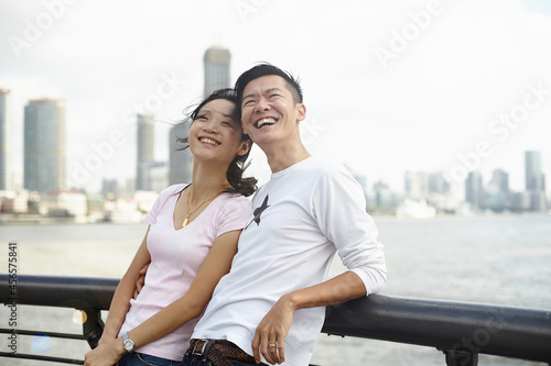 Canvas Print Tourist couple leaning against bridge railing looking up, The Bund, Shanghai, Ch