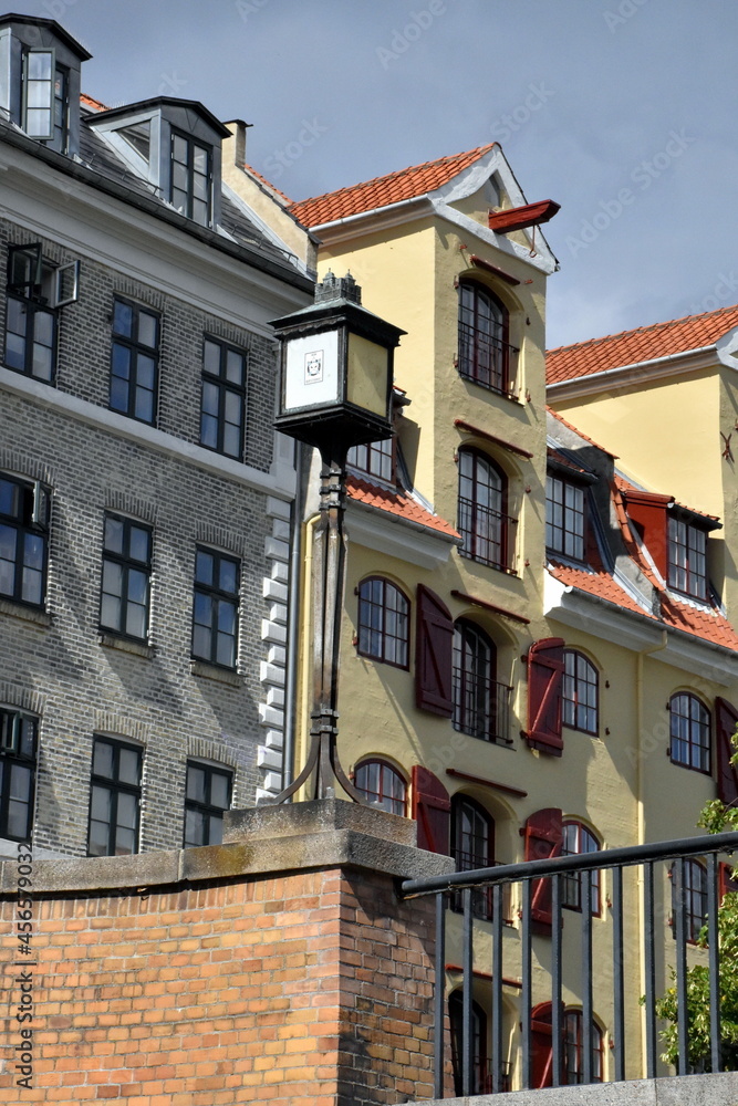 Bunte Häuser an einem Kanal in Kopenhagen