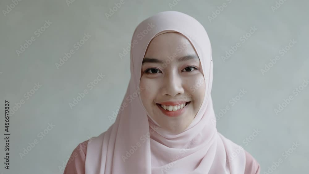 Close-up, beautiful Muslim girl smiling in hijab
Close-up, beautiful Muslim girl smiling in hijab