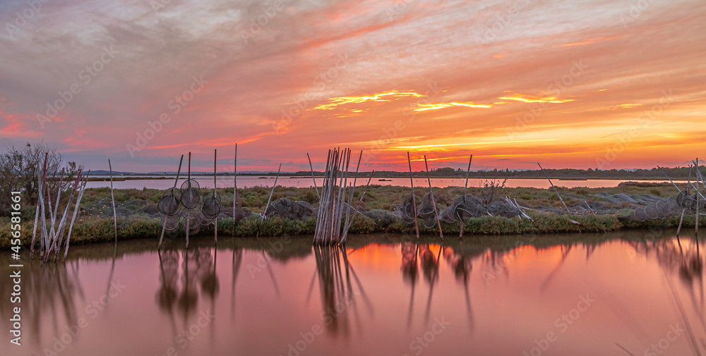 Vue de filets de pêche sur les étangs en Camargue, France au coucher du soleil. Vue de filets de pêche sur les étangs en Camargue, France au coucher du soleil.