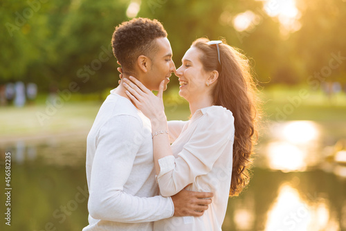 Foto Side view of young couple face to face smiling