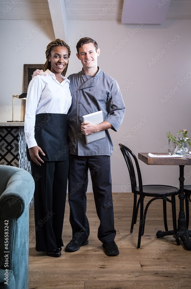 Obraz premium Portrait of male and female waiting staff in restaurant