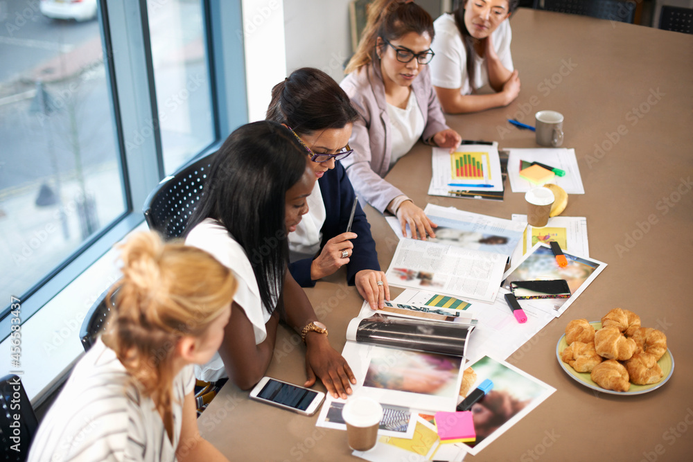 Obraz premium Colleagues having meeting at conference room table