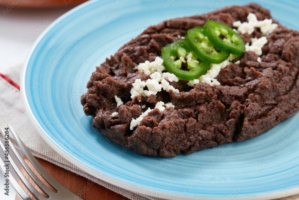 Frijoles negros refritos con queso fresco Frijoles negros refritos con queso fresco
