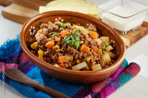 Picadillo de res con verduras servido en plato de barro, comida mexicana