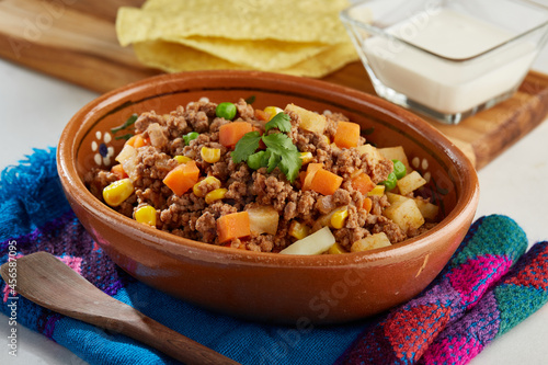 Picadillo de res con verduras servido en plato de barro, comida mexicana