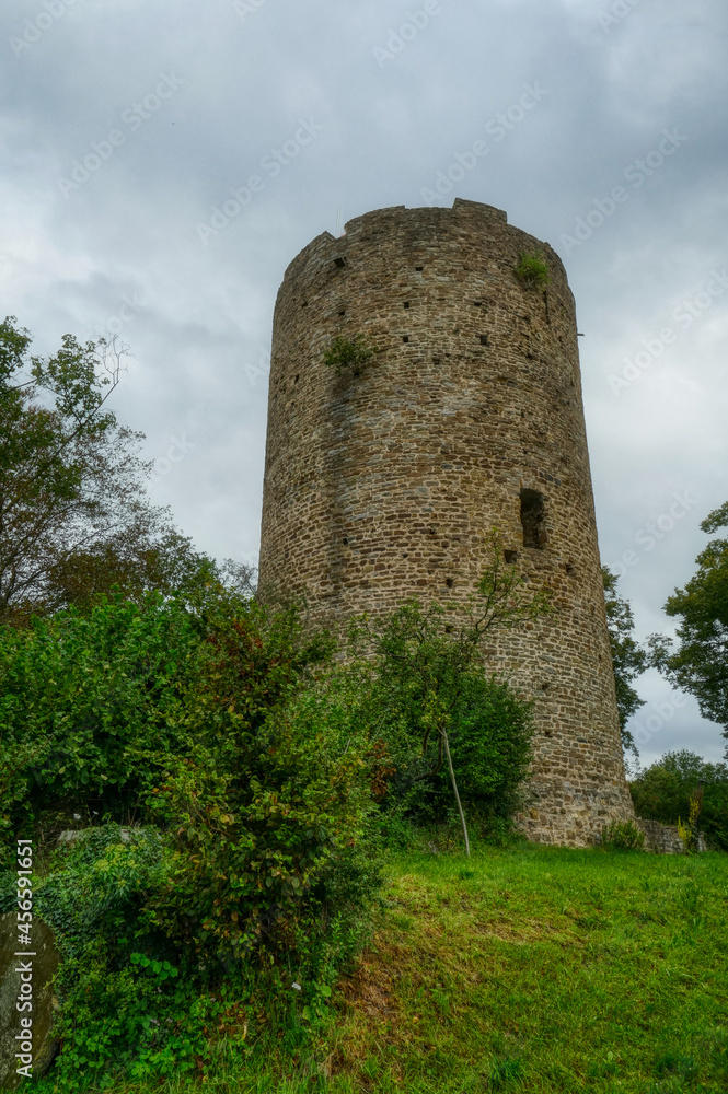 Turm einer mittelalterlichen Burg in Blankenberg Turm einer mittelalterlichen Burg in Blankenberg