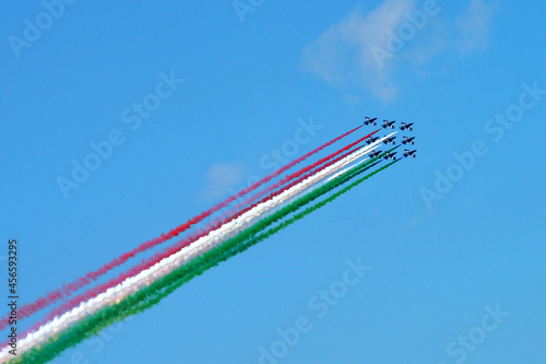 Esibizione aerea. Caccia aviazione italiana. Frecce tricolore. Formazione, squadra.