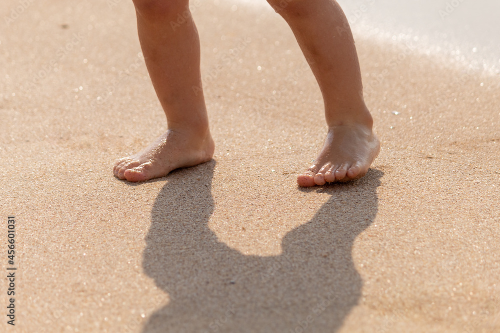 PÉS DE CRIANÇA DE 2 ANOS PISANDO NA AREIA DA PRAIA. PÉS DE CRIANÇA DE 2 ANOS PISANDO NA AREIA DA PRAIA.