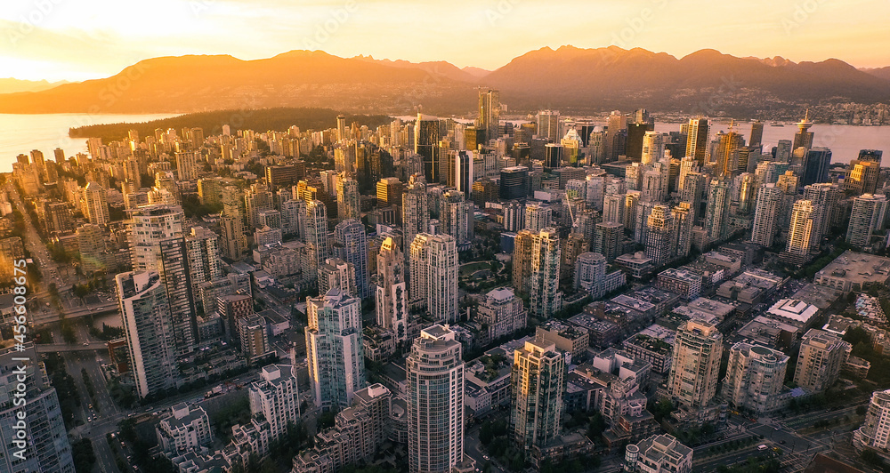 Naklejka premium Aerial Vancouver Canada Sunset Skyline