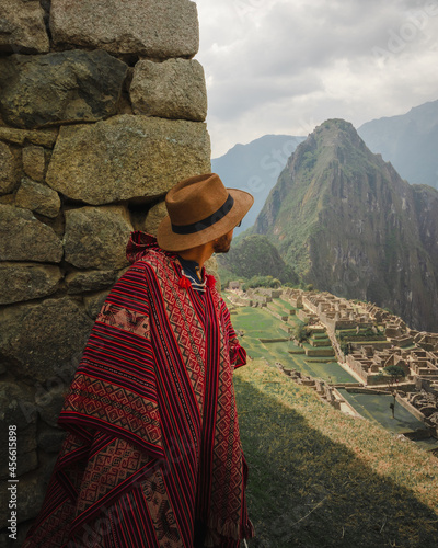 Fotografia person in traditional clothes in poncho in machupicchu