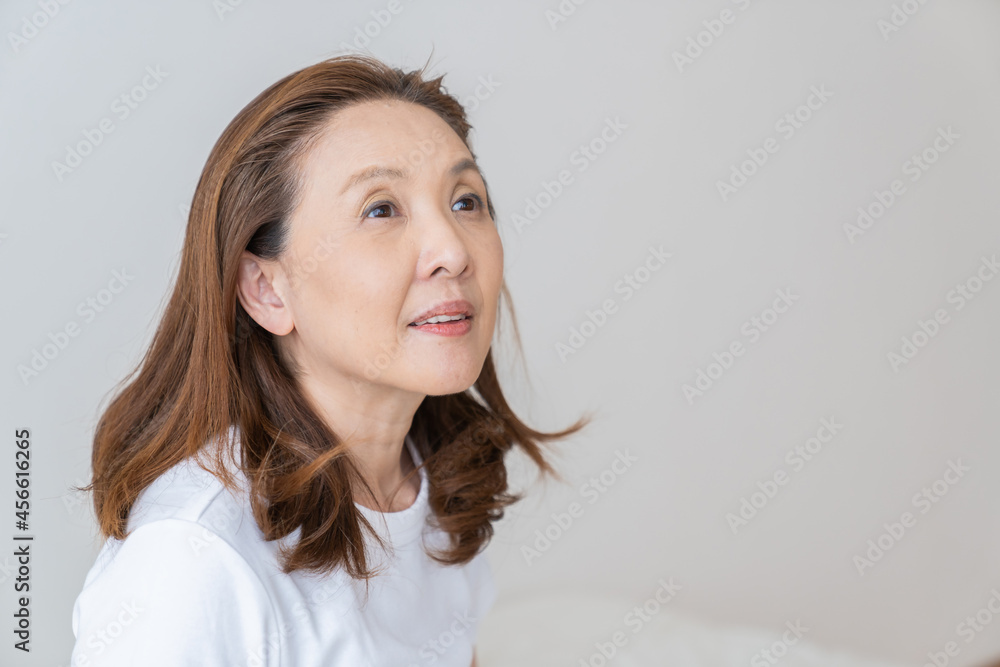 シニア女性 ベッド 笑顔 シニア女性 ベッド 笑顔