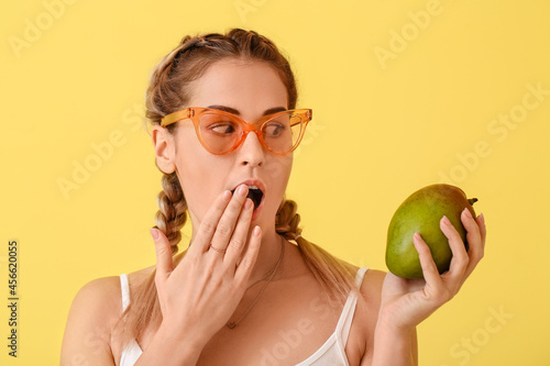 Surprised beautiful woman w...