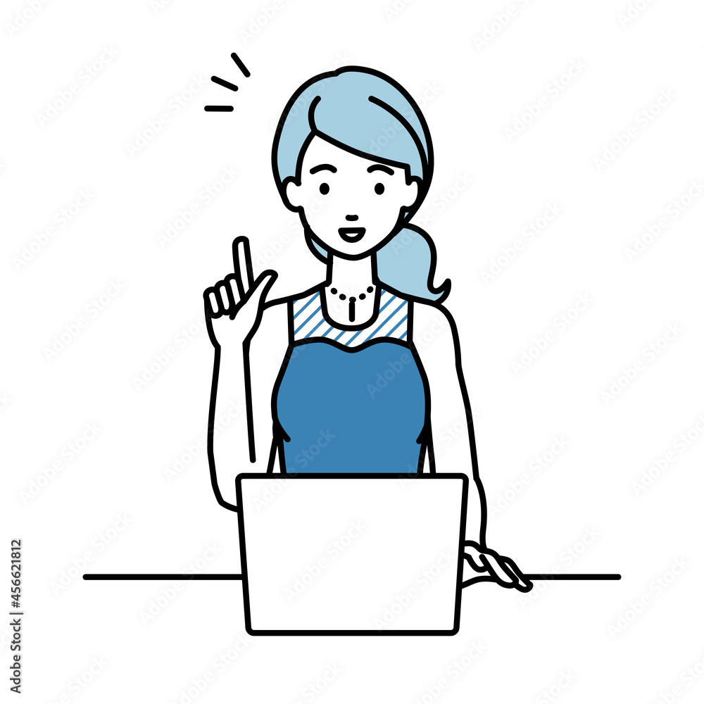 デスクで座ってPCを開いて何かひらめいたドレスの女性