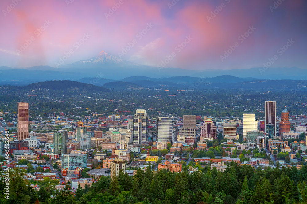 Fototapeta premium Portland city downtown skyline cityscape of Oregon, in USA