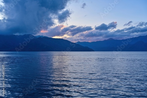 幻想的な夕焼け雲と中禅寺湖のコラボ情景奥日光、栃木