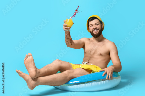 Young man with inflatable r...