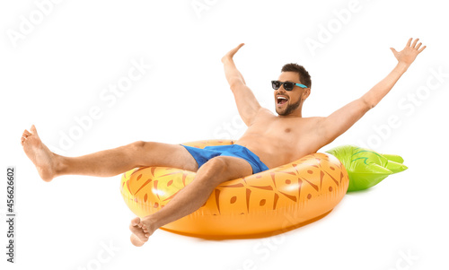 Young man with inflatable r...