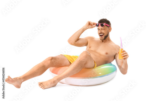 Young man with inflatable r...