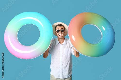 Young man with inflatable r...