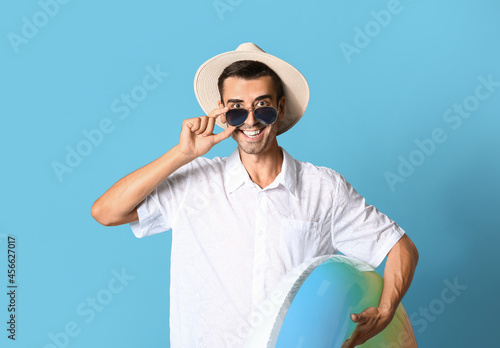 Young man with inflatable r...