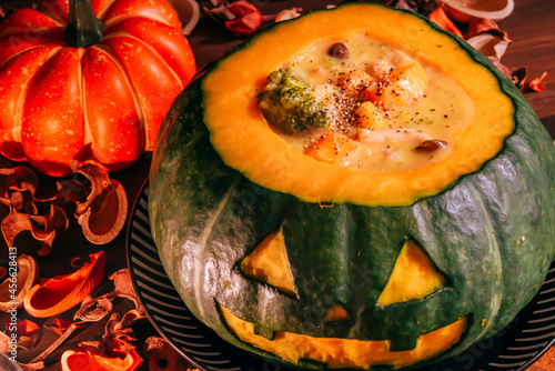 ハロウィンパーティーのイメージカット　クリームシチューがたっぷり詰まったジャックオランタン