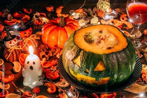 ハロウィンパーティーのイメージカット　クリームシチューがたっぷり詰まったジャックオランタン