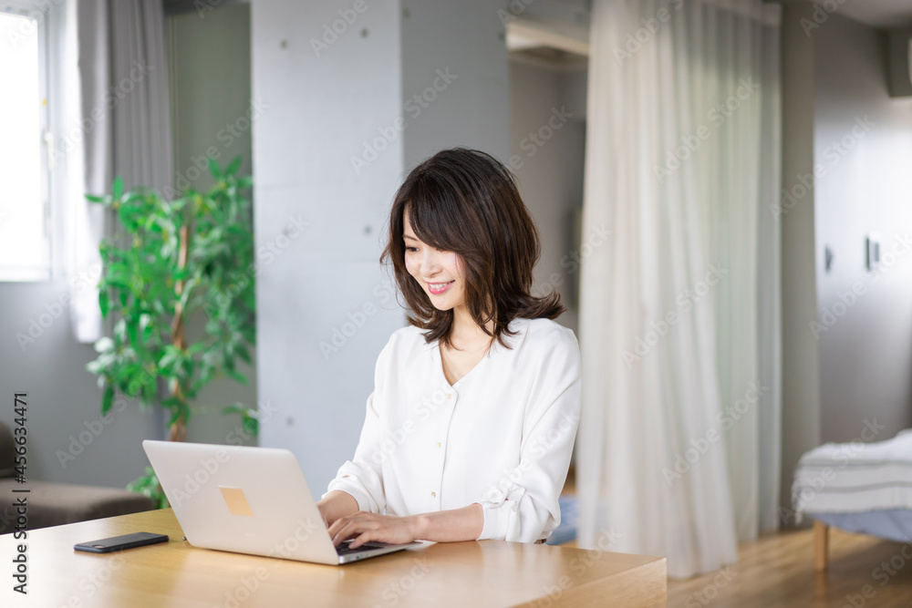 在宅勤務をする若いビジネスウーマン 在宅勤務をする若いビジネスウーマン