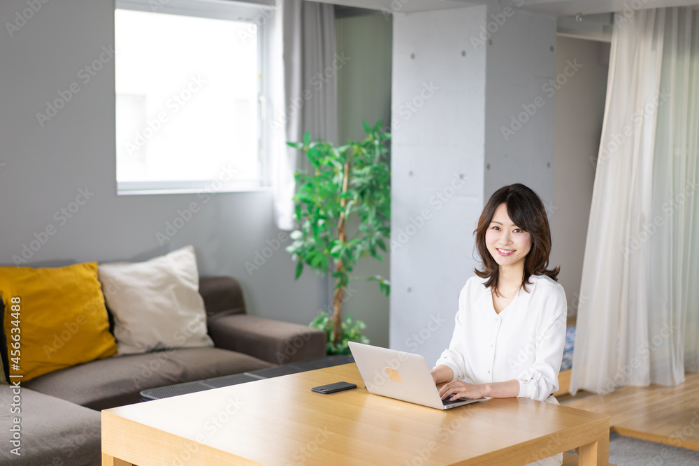 在宅勤務をする若いビジネスウーマン 在宅勤務をする若いビジネスウーマン
