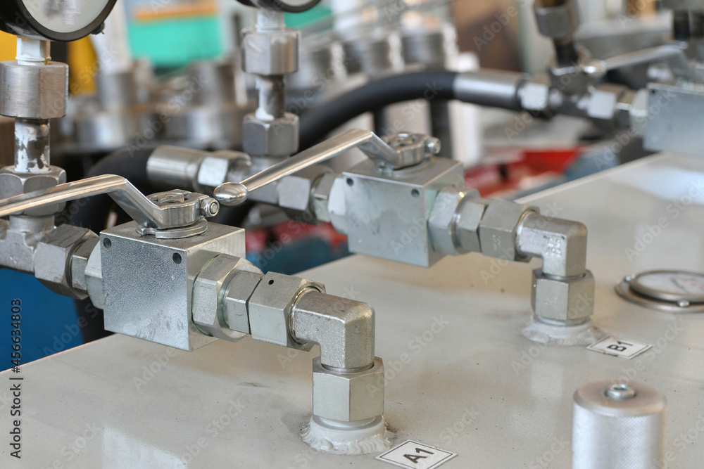 Mechanical control panel for supplying pressure in a hydraulic oil station. Mechanical control panel for supplying pressure in a hydraulic oil station.