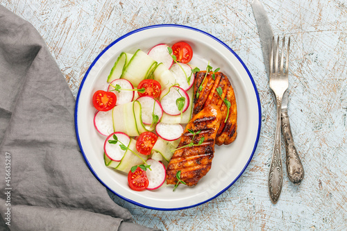 Valokuva Chicken and fresh vegetable salad
