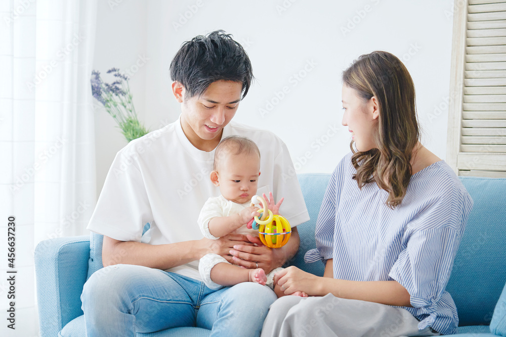 赤ちゃんと遊ぶ夫婦 赤ちゃんと遊ぶ夫婦