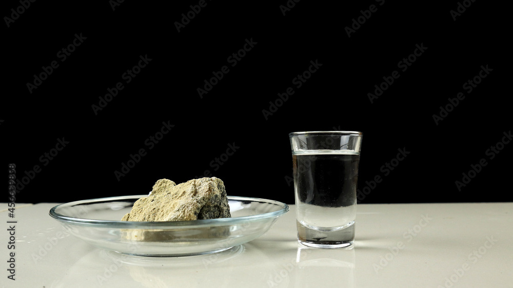 Foto de Calcium carbide or CaC2 and Water. Calcium carbide reacts on