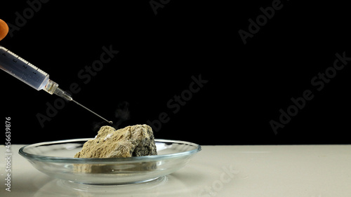 Foto Calcium carbide or CaC2 reacts on contact with water and produces flammable acetylene gas