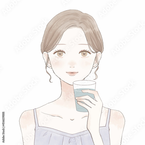 水を飲む女性