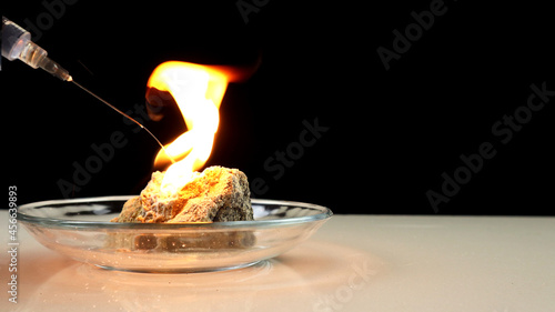 Schilderij op canvas Calcium carbide or CaC2 reacts on contact with water and produces flammable acetylene gas